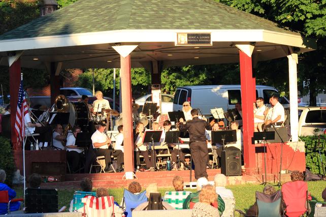 Kevin Loomis conducting the band